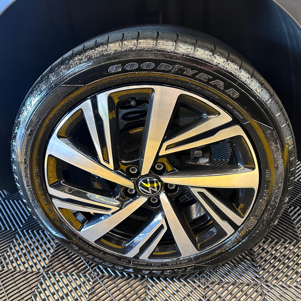 Volkswagen Virtus Cinza