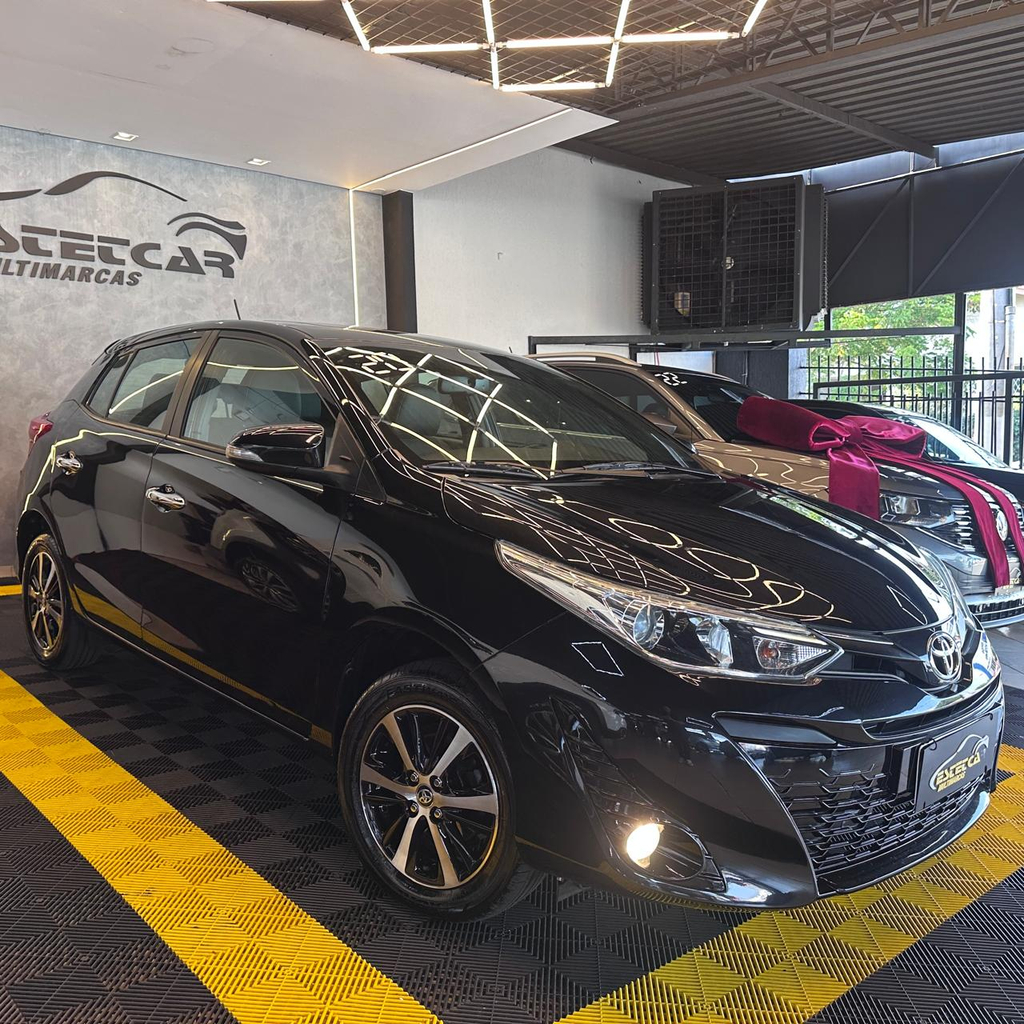 Toyota Yaris Hatch Preto