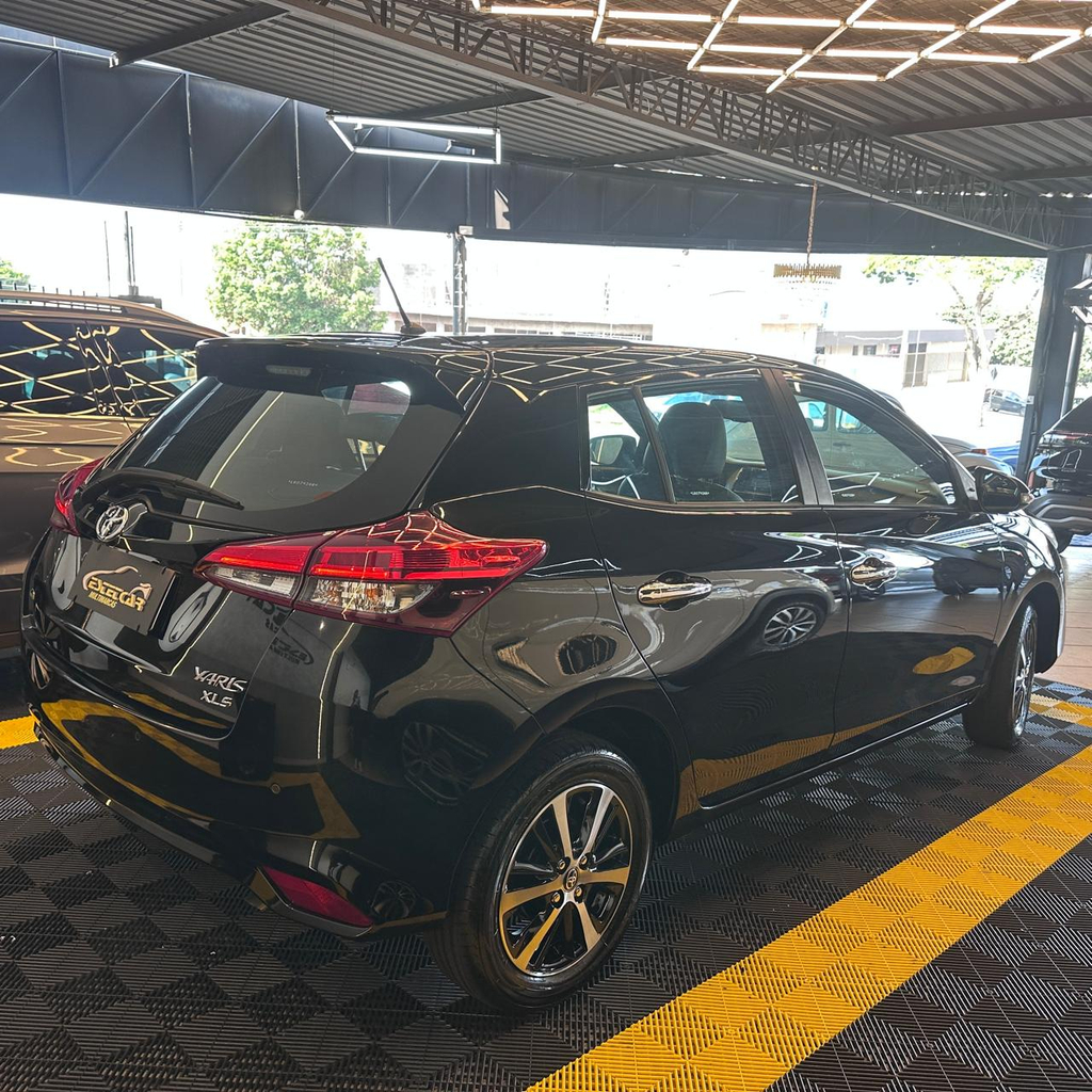 Toyota Yaris Hatch Preto