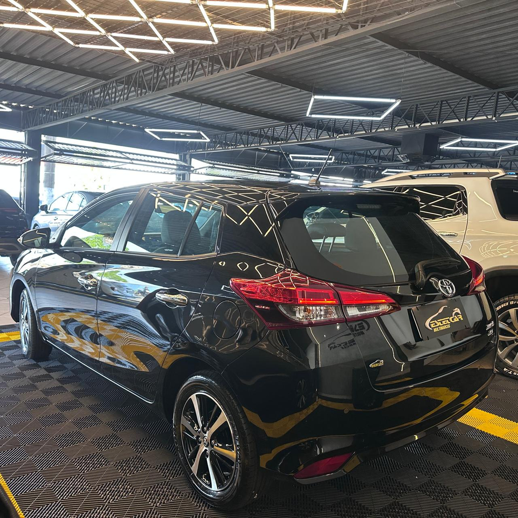 Toyota Yaris Hatch Preto