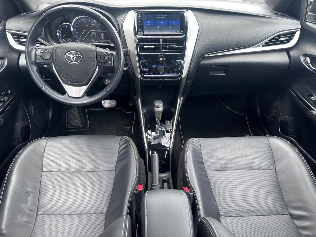 Toyota Yaris Hatch Preto