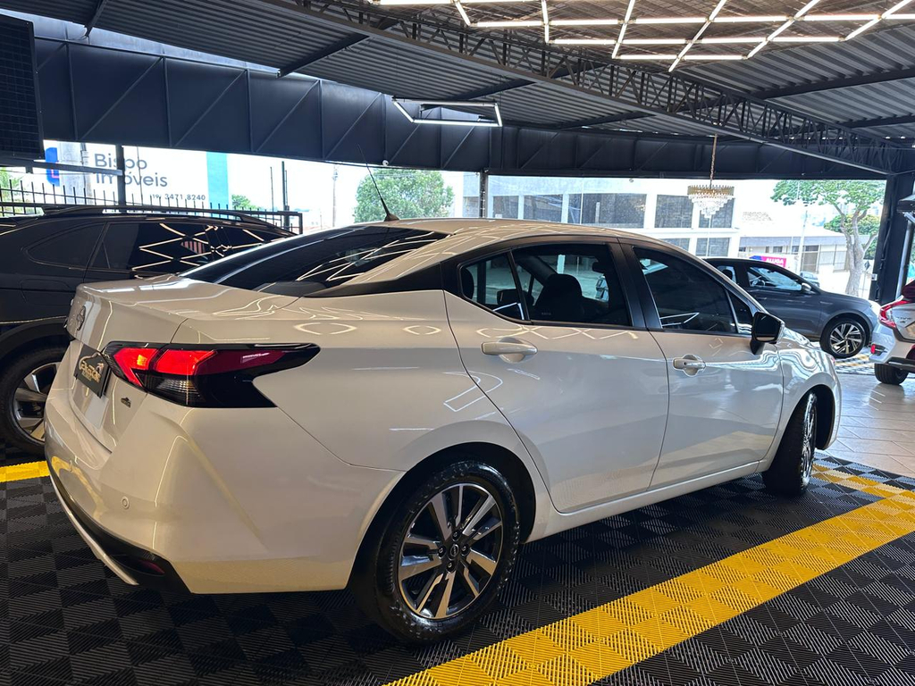 Nissan Versa Branco