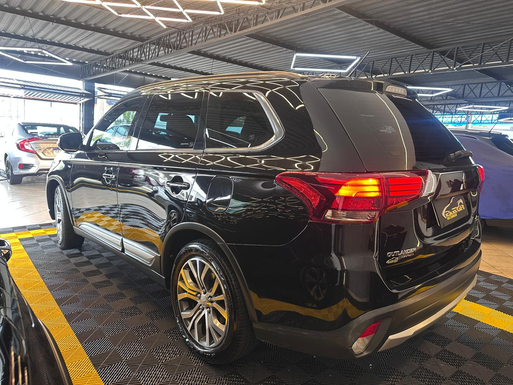 Mitsubishi Outlander Preto