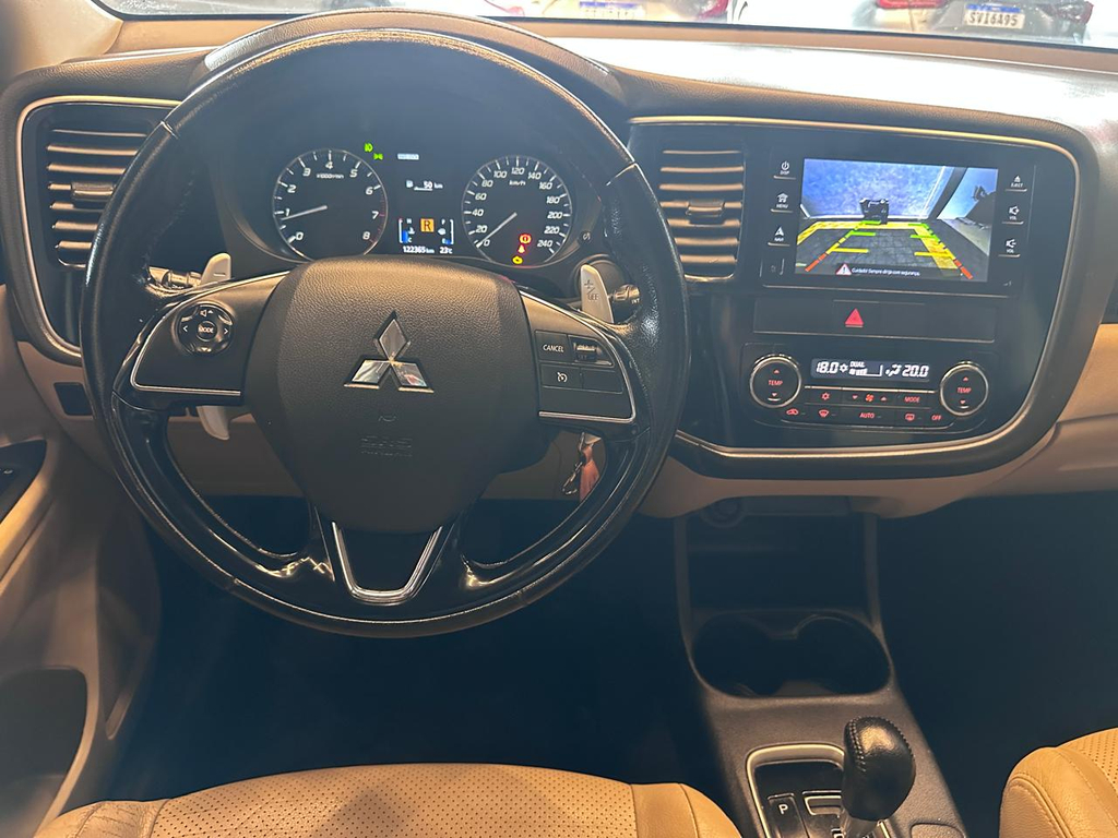 Mitsubishi Outlander Preto