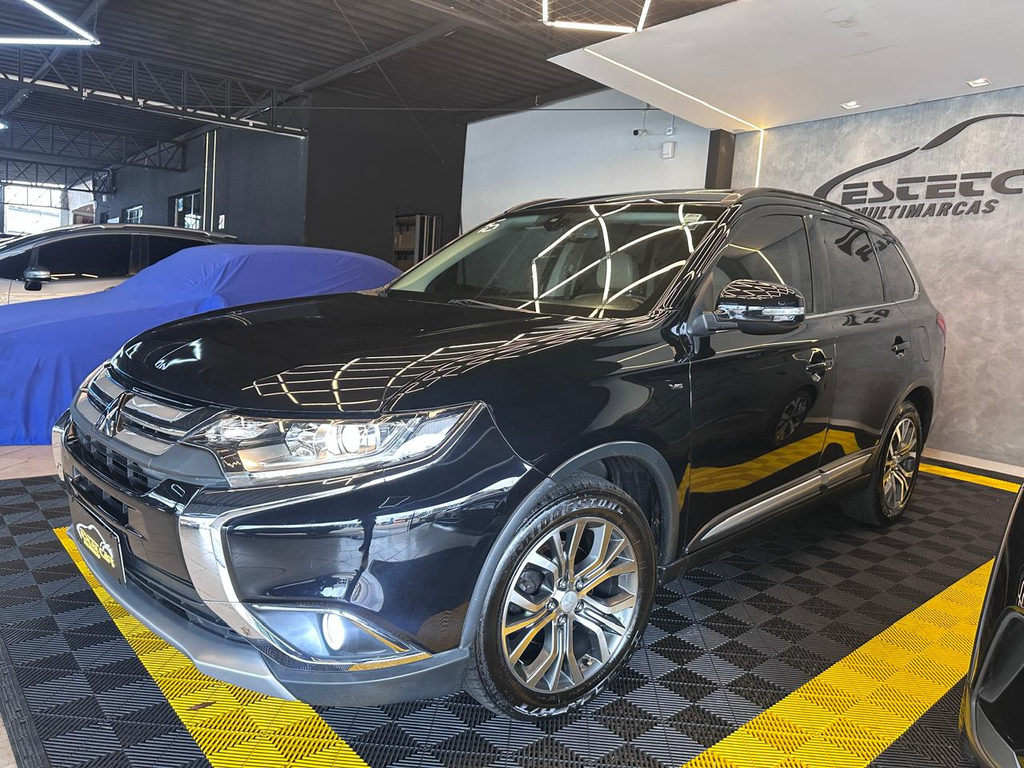 Mitsubishi Outlander Preto