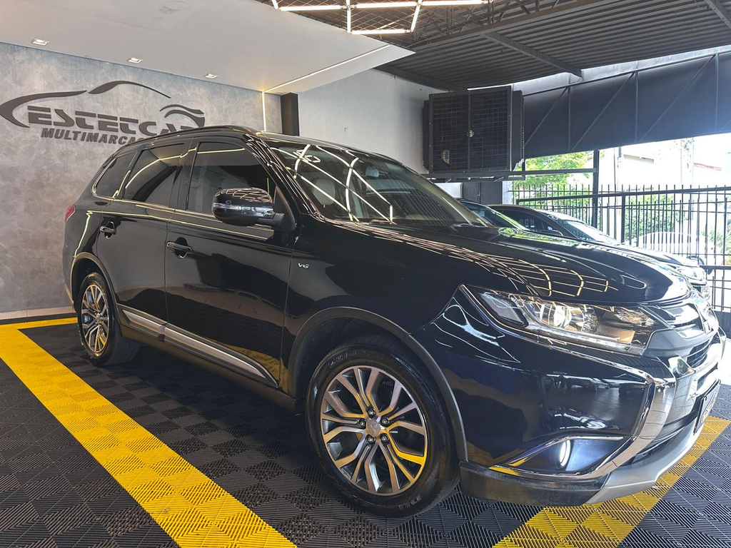 Mitsubishi Outlander Preto
