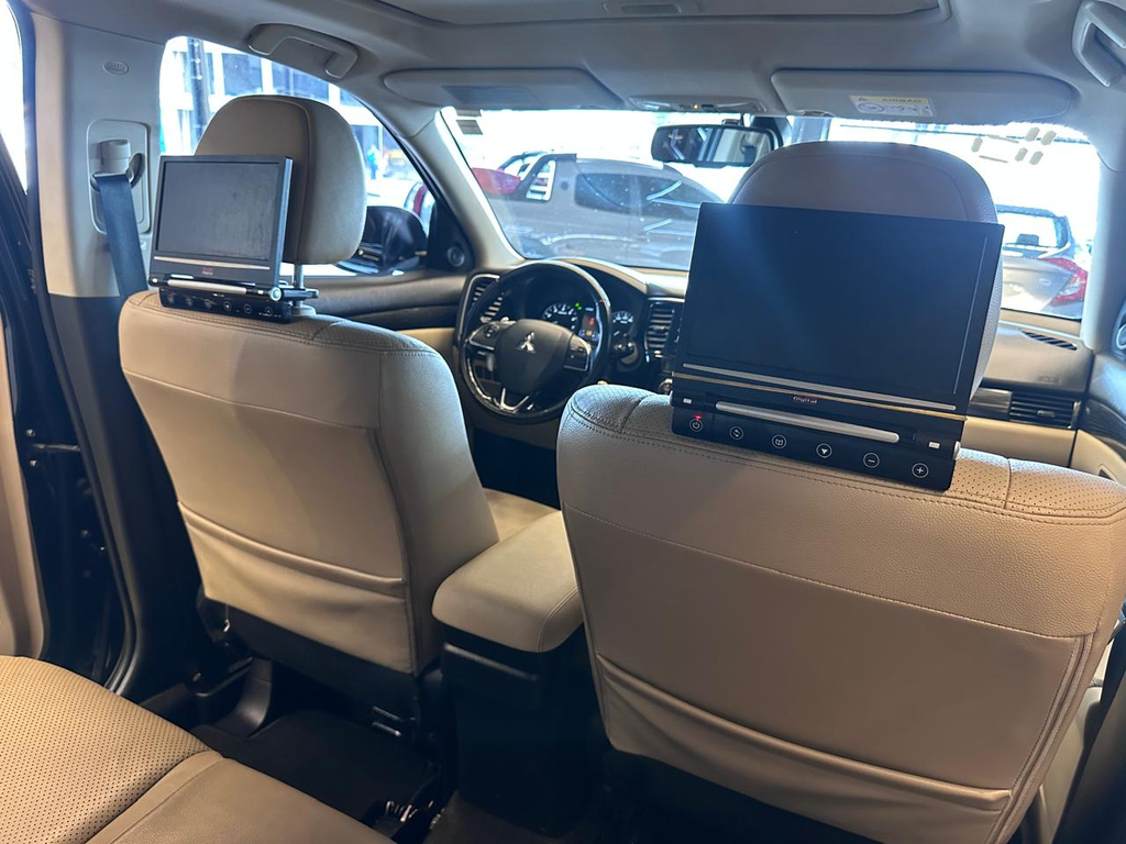 Mitsubishi Outlander Preto