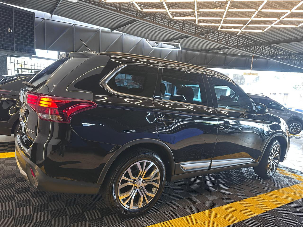 Mitsubishi Outlander Preto