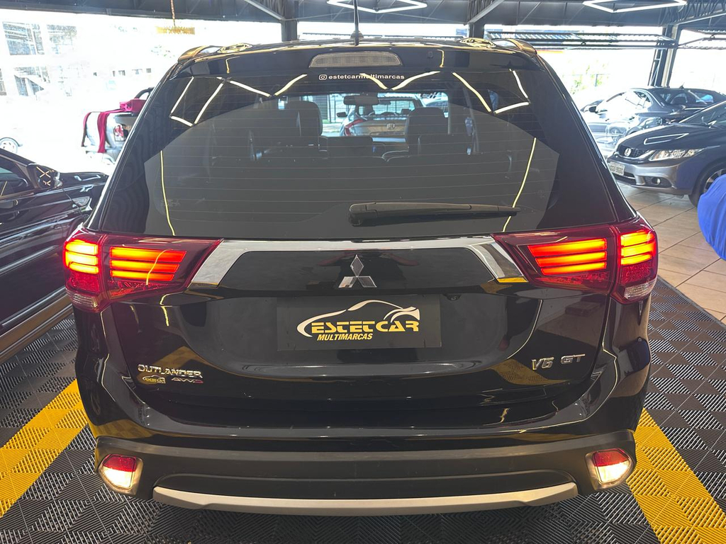 Mitsubishi Outlander Preto