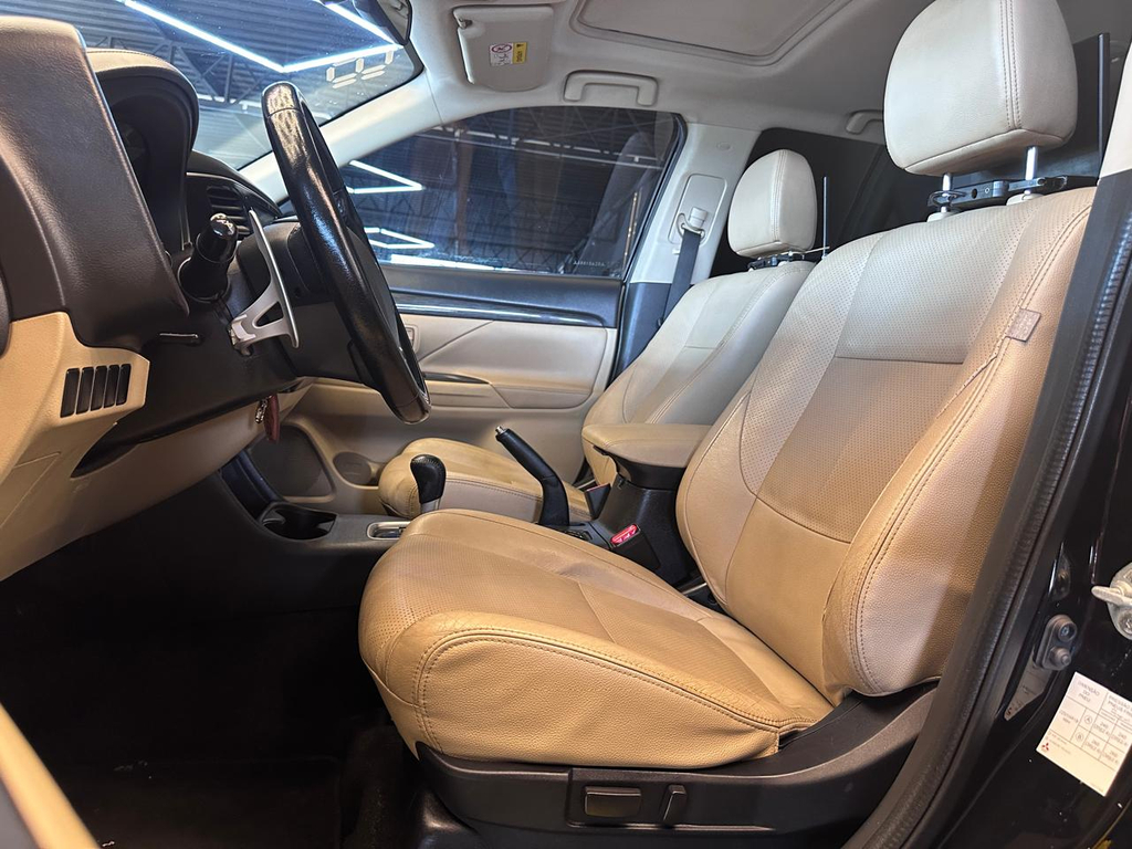 Mitsubishi Outlander Preto