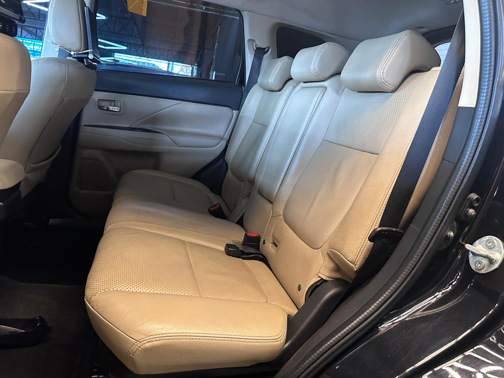 Mitsubishi Outlander Preto