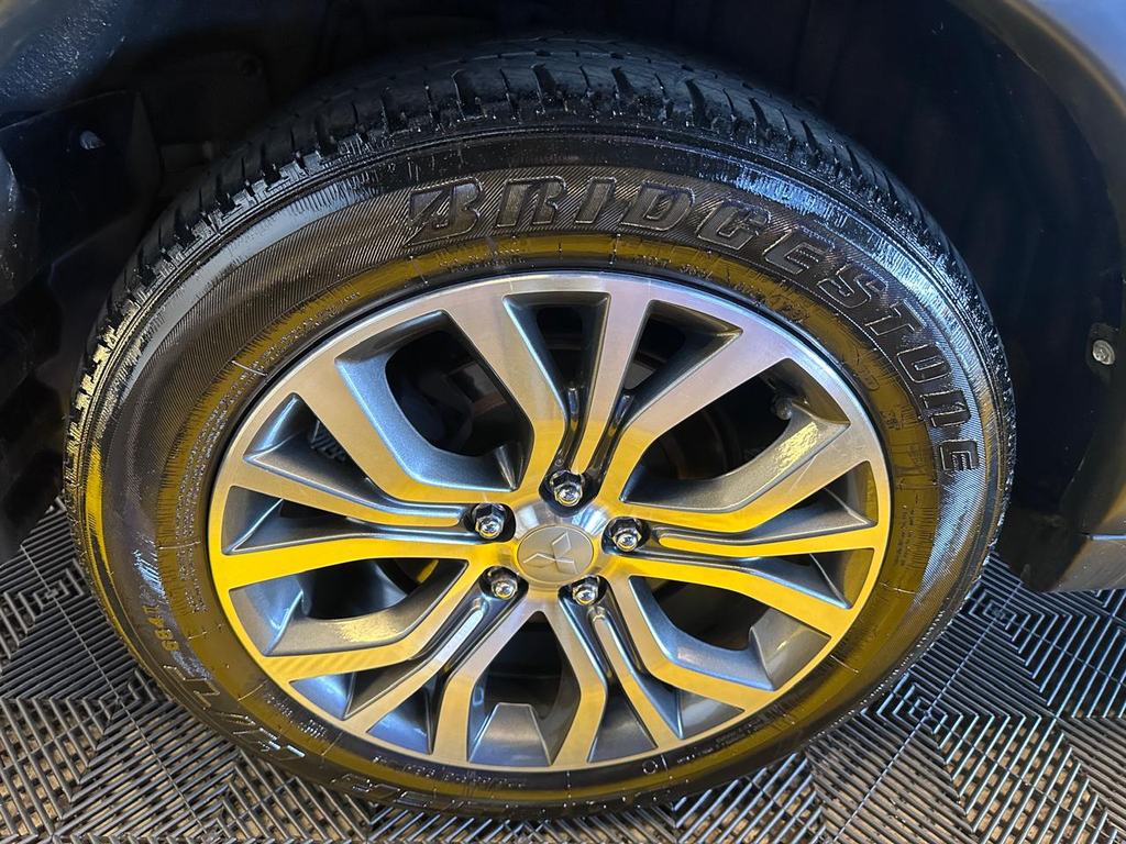 Mitsubishi Outlander Preto