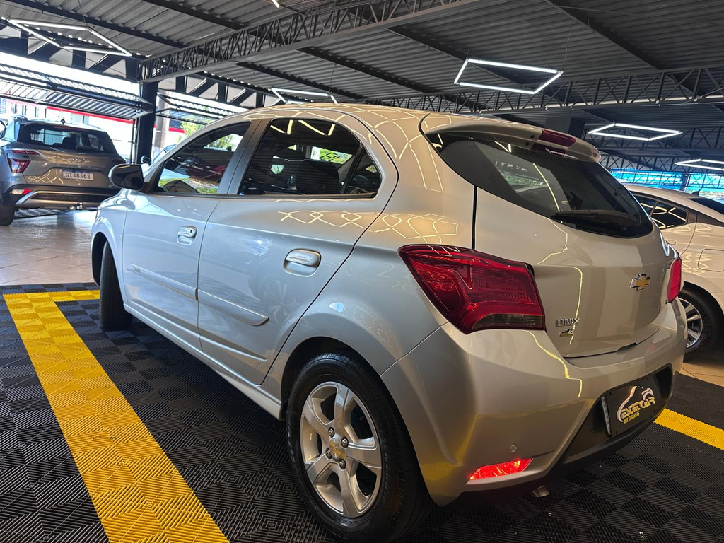 Chevrolet Onix Prata