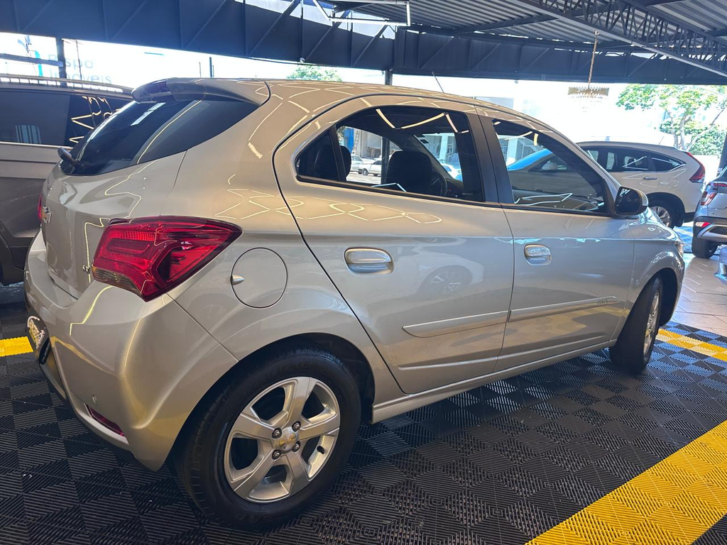 Chevrolet Onix Prata