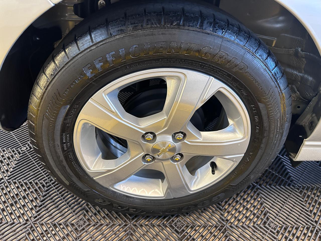 Chevrolet Onix Prata