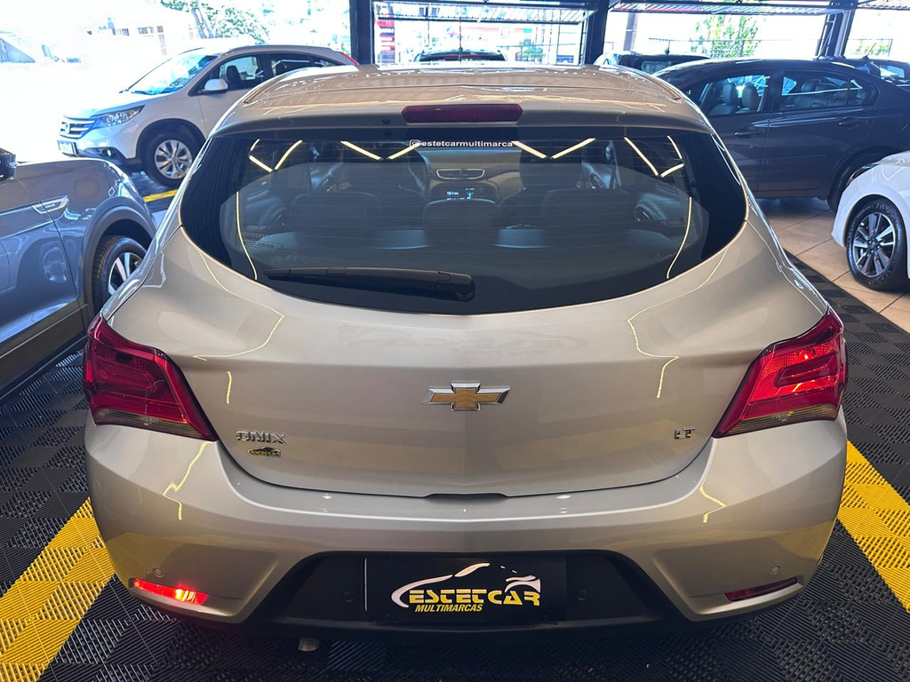 Chevrolet Onix Prata