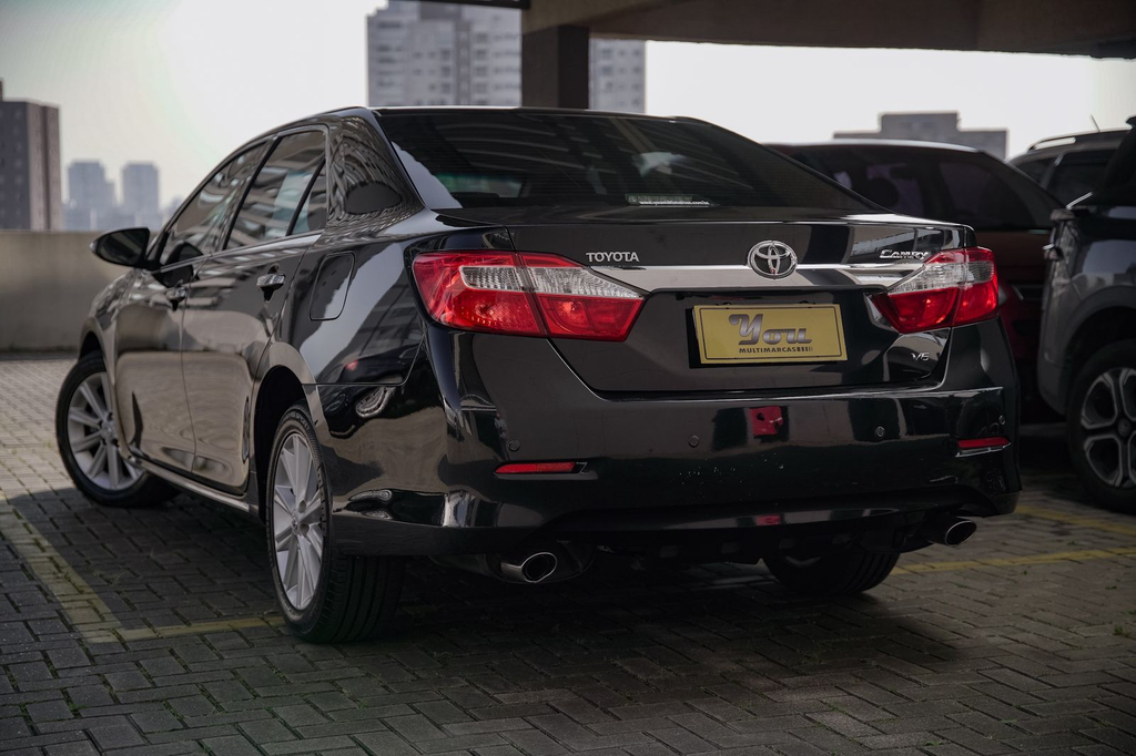 Toyota Camry  Preto