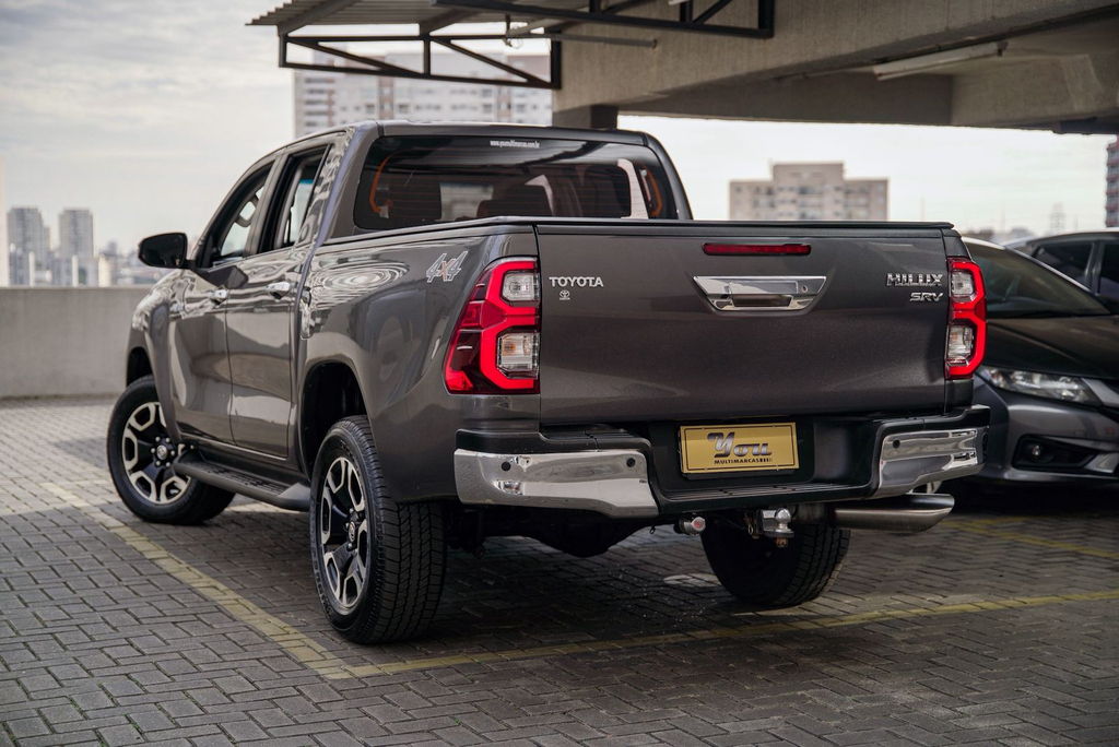 Toyota Hilux Cabine Dupla Cinza