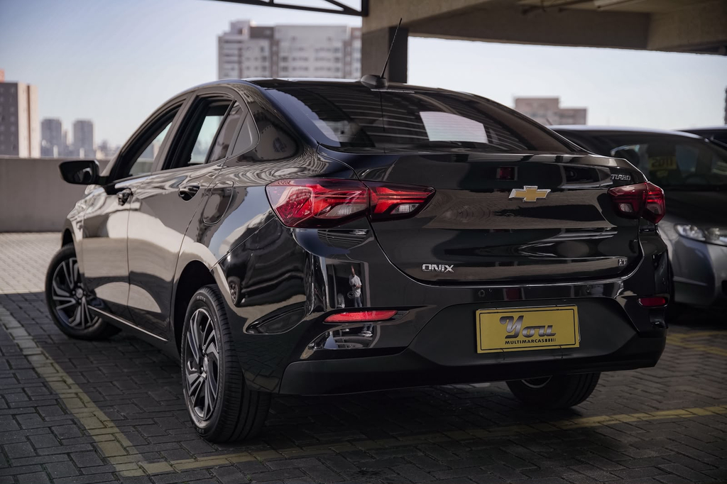 Chevrolet Onix Sedan Preto