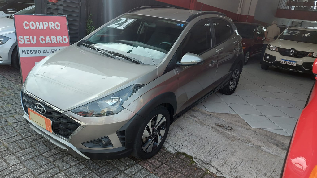Hyundai HB20X Dourado