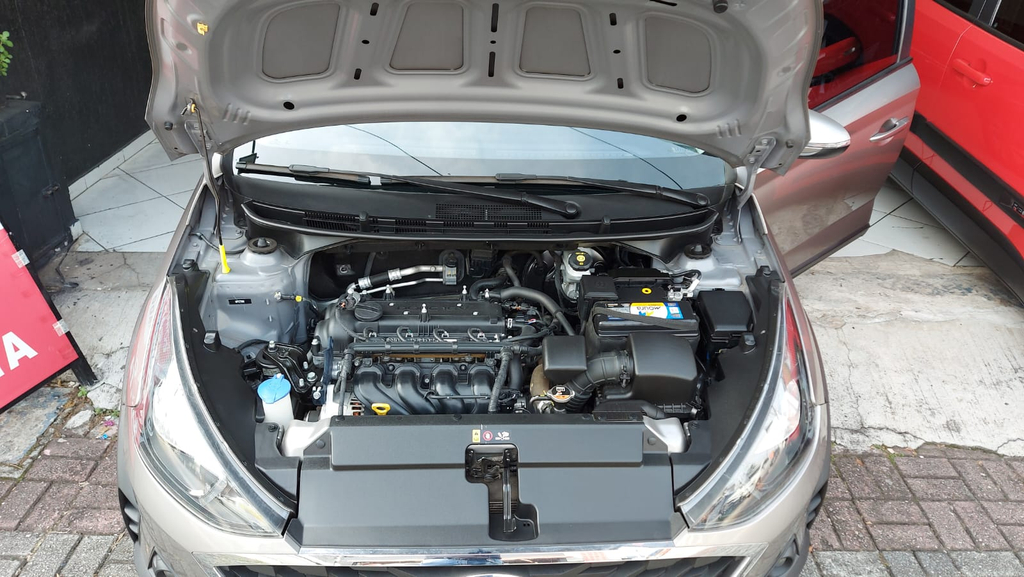 Hyundai HB20X Dourado