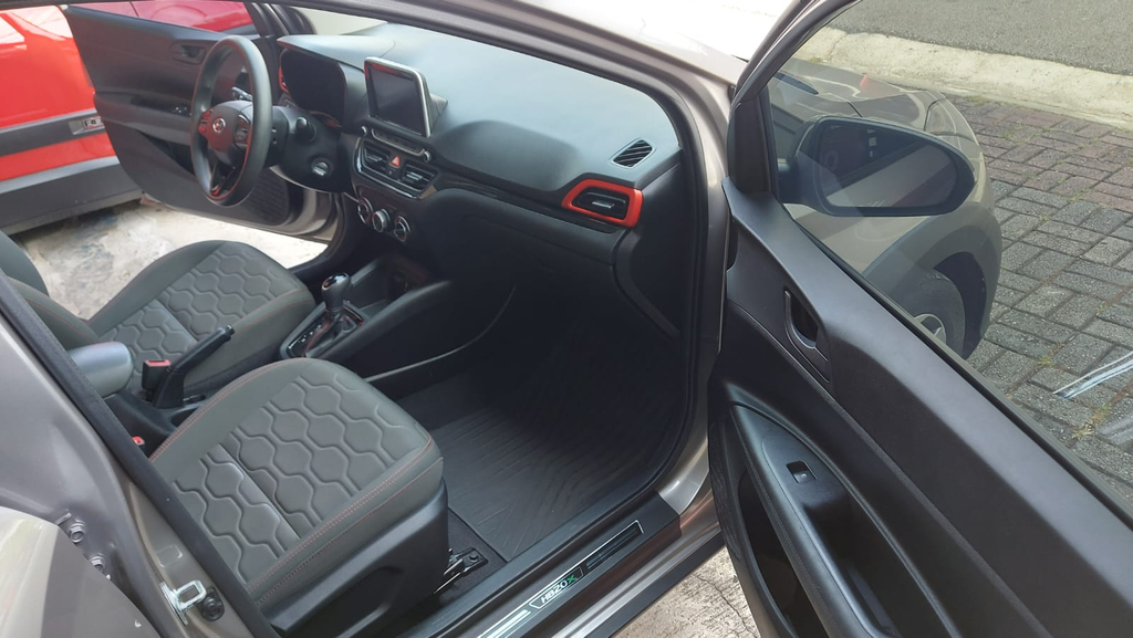 Hyundai HB20X Dourado