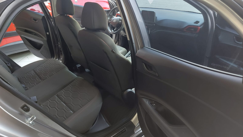 Hyundai HB20X Dourado
