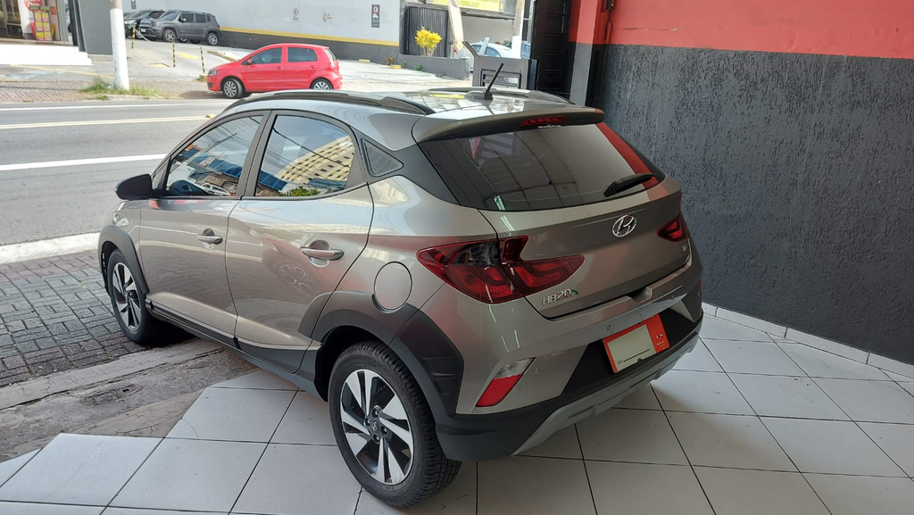 Hyundai HB20X Dourado