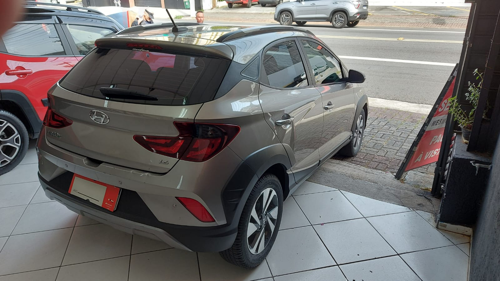 Hyundai HB20X Dourado