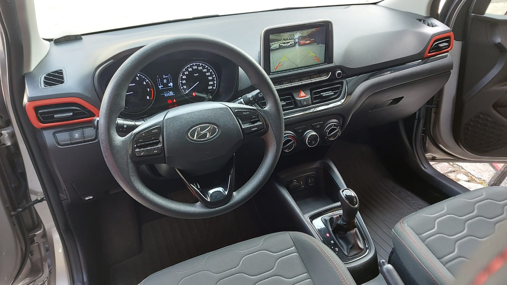Hyundai HB20X Dourado