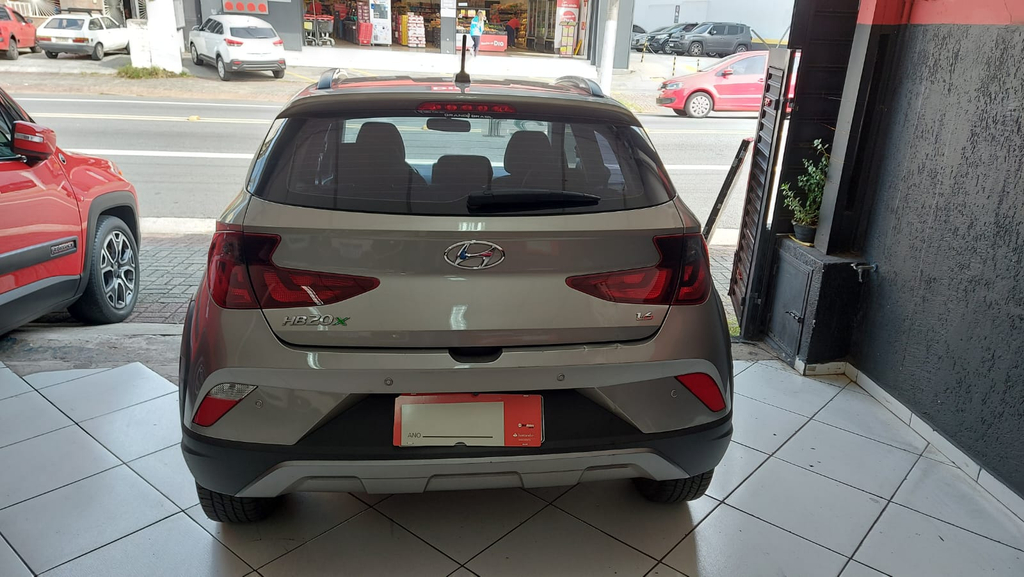 Hyundai HB20X Dourado