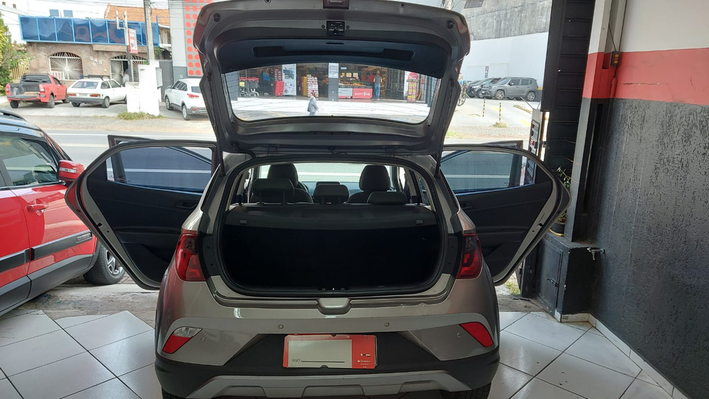 Hyundai HB20X Dourado