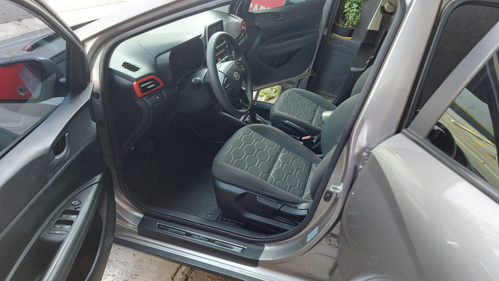 Hyundai HB20X Dourado