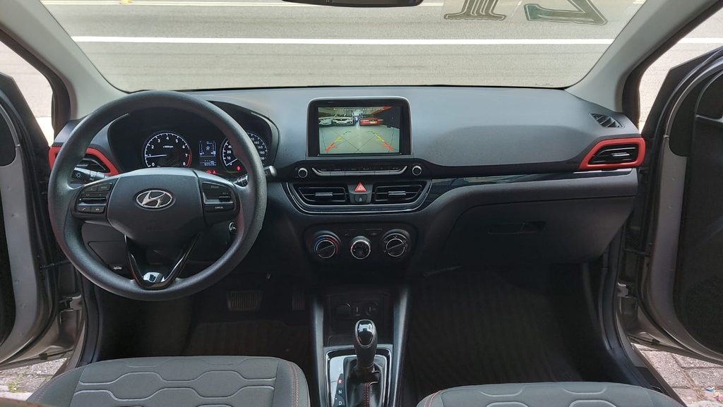 Hyundai HB20X Dourado