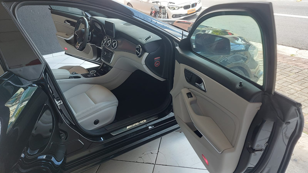 Mercedes Benz CLA 45 AMG Preto