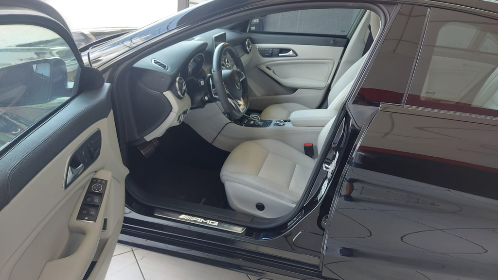 Mercedes Benz CLA 45 AMG Preto