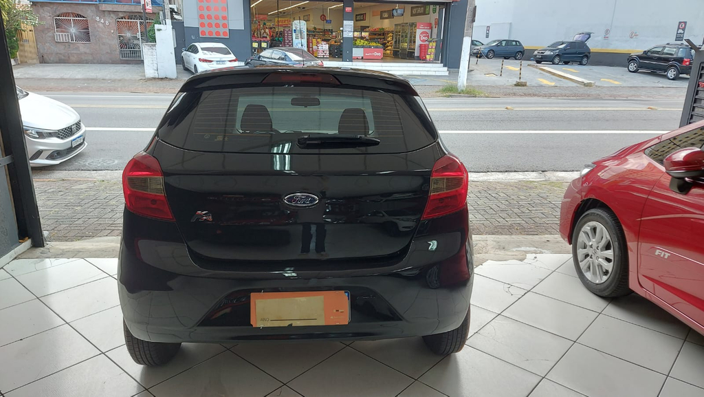 Ford Ka+ Preto