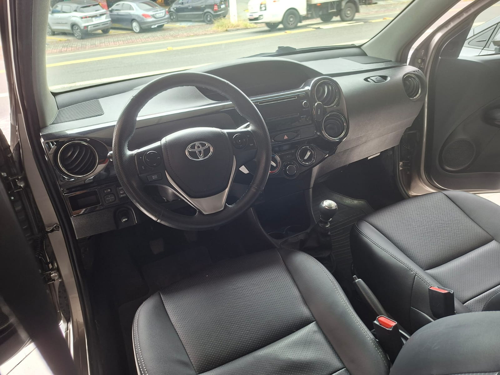 Toyota ETIOS Cinza