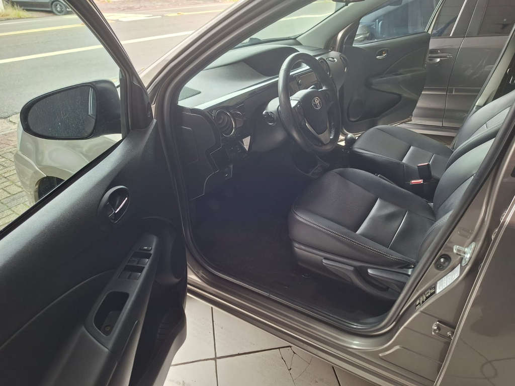 Toyota ETIOS Cinza