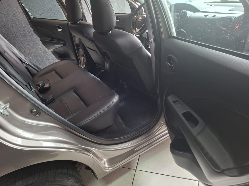 Toyota ETIOS Cinza