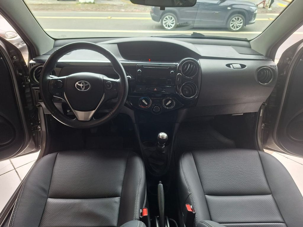 Toyota ETIOS Cinza