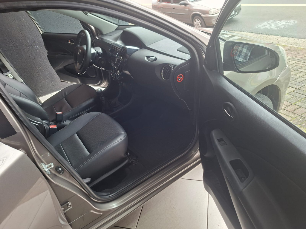 Toyota ETIOS Cinza
