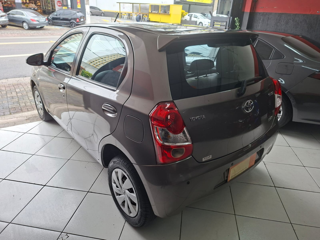 Toyota ETIOS Cinza