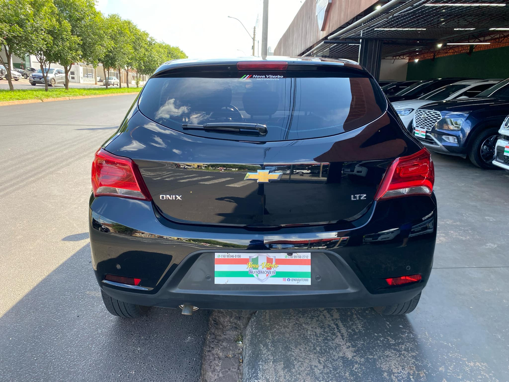 Chevrolet Onix Preto