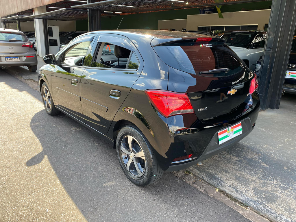 Chevrolet Onix Preto