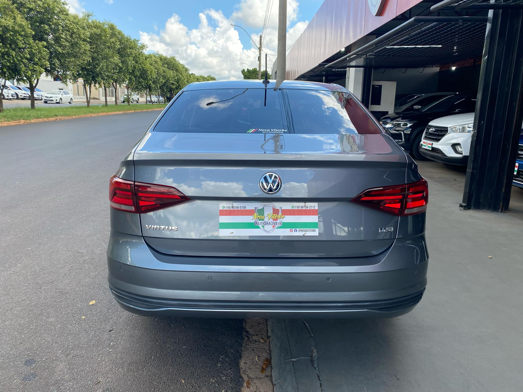 Volkswagen Virtus Cinza