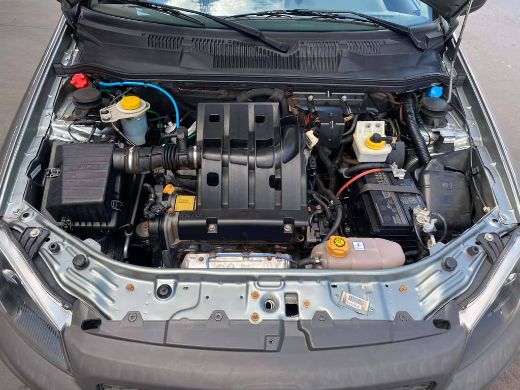 Fiat Strada Cinza