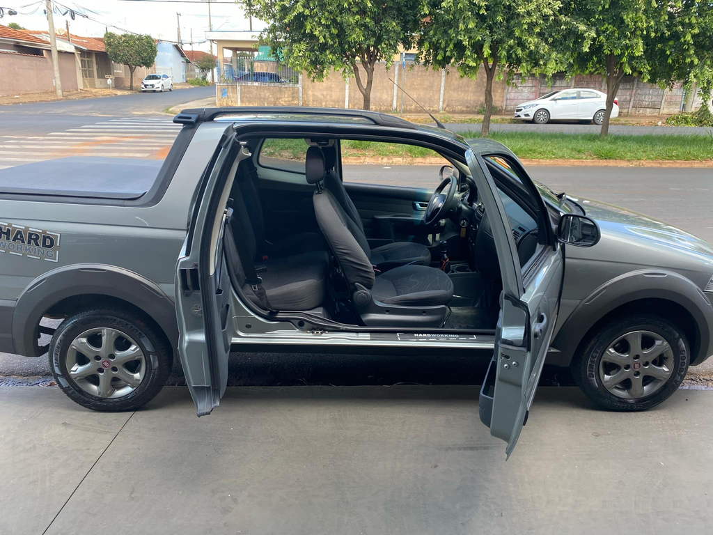 Fiat Strada Cinza