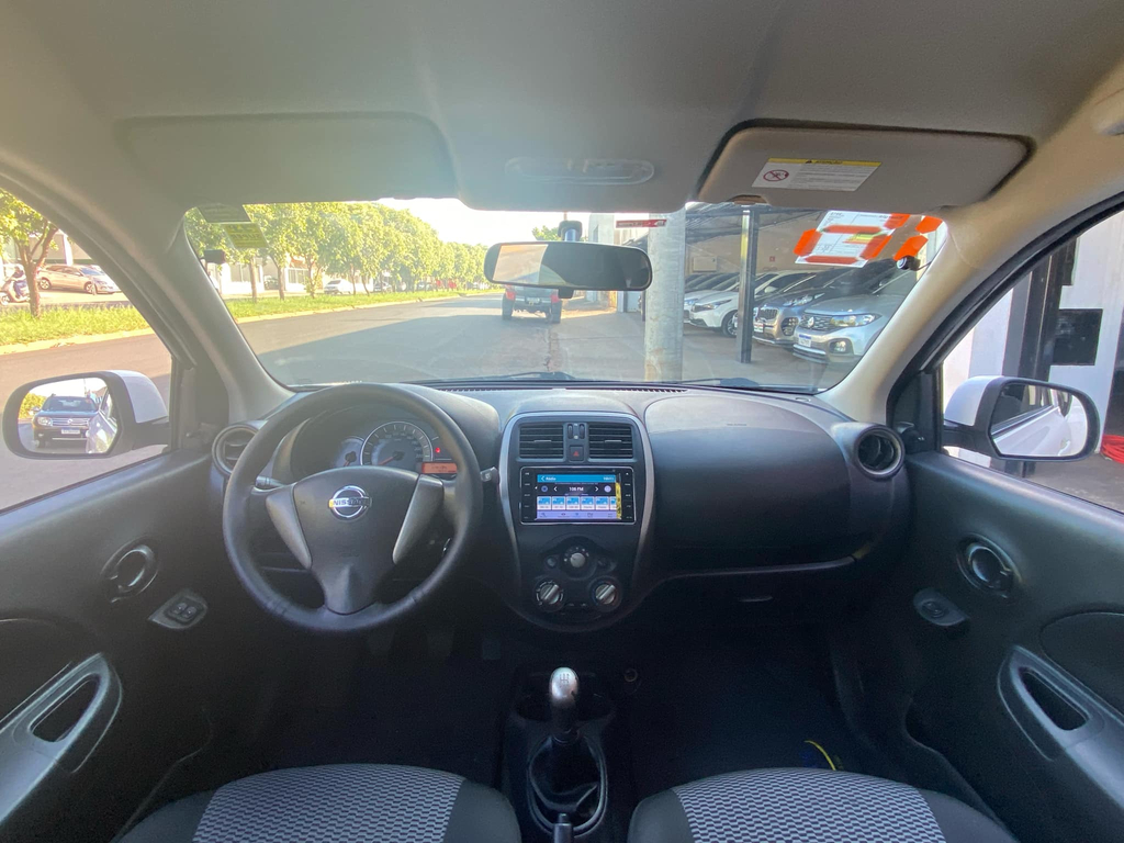 Nissan March Branco