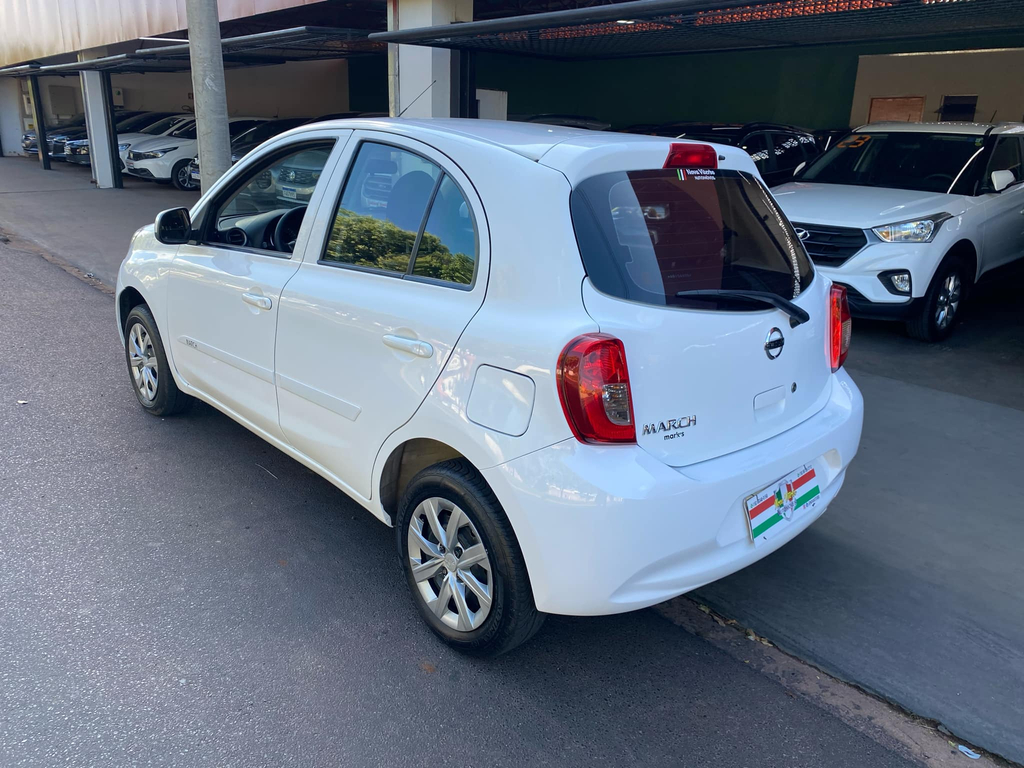 Nissan March Branco